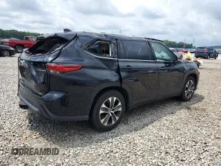 2021 Toyota Highlander XLE with VIN 5TDGZRAH2MS521284, listed as a Copart auction lot 59986685 with 106,610 mi miles and Salvage title. Bid and sale history available at DreamBid. Image 3.