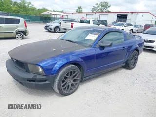 2005 Ford Mustang Deluxe z VIN 1ZVFT80N855245440, wystawiony jako IAAI lot #42428523 z przebiegiem 200 198 mil mil oraz . Historia ofert i sprzedaży dostępna na DreamBid. Obrazek 2.