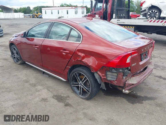 2013 Volvo S60 T6 R-Design Platinum z VIN YV1902FH1D2176480, wystawiony jako IAAI lot #42329476 z przebiegiem 142 808 mil mil oraz . Historia ofert i sprzedaży dostępna na DreamBid. Obrazek 3.