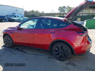 2024 Tesla Model Y z VIN 7SAYGDED4RF161518, wystawiony jako IAAI lot #41682252 z przebiegiem 6 844 mil mil oraz . Historia ofert i sprzedaży dostępna na DreamBid. Obrazek 3.