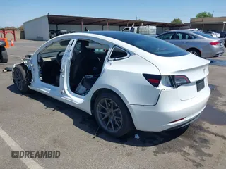 2020 Tesla Model 3 Standard Range Plus z VIN 5YJ3E1EA6LF659311, wystawiony jako IAAI lot #42363341 z przebiegiem 96 378 mil mil oraz . Historia ofert i sprzedaży dostępna na DreamBid. Obrazek 3.