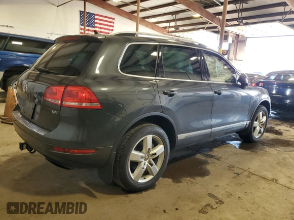 2014 Volkswagen Touareg Lux z VIN WVGEF9BP9ED014963, wystawiony jako Copart lot #50555345 z przebiegiem 153 907 mil mil oraz Szkoda całkowita • Salvage title. Historia ofert i sprzedaży dostępna na DreamBid. Obrazek 3.