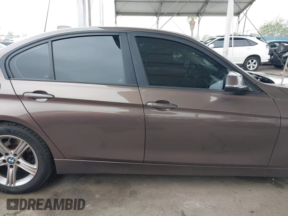 2012 BMW 3 Series 328i z VIN WBA3C1C55CA696853, wystawiony jako IAAI lot #41870826 z przebiegiem 215 613 mil mil oraz . Historia ofert i sprzedaży dostępna na DreamBid. Obrazek 13.