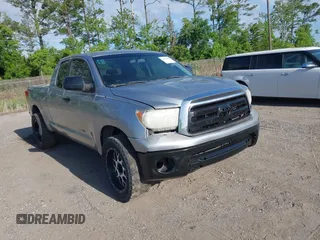 2010 Toyota Tundra z VIN 5TFRM5F14AX003002, wystawiony jako IAAI lot #42161898 z przebiegiem 244 167 mil mil oraz . Historia ofert i sprzedaży dostępna na DreamBid. Obrazek 1.
