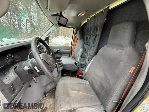 2019 Ford Econoline Commercial z VIN 1FDXE4FS9KDC57732, wystawiony jako Copart lot #56853725 z przebiegiem 98 239 mil mil oraz Tytuł czysty. Historia ofert i sprzedaży dostępna na DreamBid. Obrazek 5.