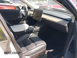 2022 Tesla Model Y Long Range z VIN 7SAYGDEE9NF509655, wystawiony jako IAAI lot #42433796 z przebiegiem 46 936 mil mil oraz . Historia ofert i sprzedaży dostępna na DreamBid. Obrazek 5.