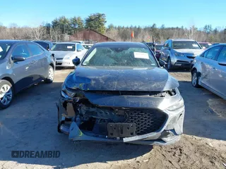 2022 Mazda 3 Carbon Edition z VIN 3MZBPACL4NM309701, wystawiony jako IAAI lot #41419875 z przebiegiem 23 819 mil mil oraz . Historia ofert i sprzedaży dostępna na DreamBid. Obrazek 12.