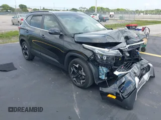 2024 Kia Seltos EX z VIN KNDER2AA8R7636670, wystawiony jako IAAI lot #42340571 z przebiegiem 14 759 mil mil oraz . Historia ofert i sprzedaży dostępna na DreamBid. Obrazek 1.