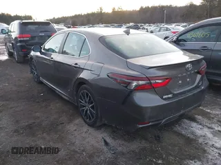 2021 Toyota Camry SE z VIN 4T1G11BK8MU030308, wystawiony jako IAAI lot #41419236 z przebiegiem 32 624 mil mil oraz . Historia ofert i sprzedaży dostępna na DreamBid. Obrazek 3.
