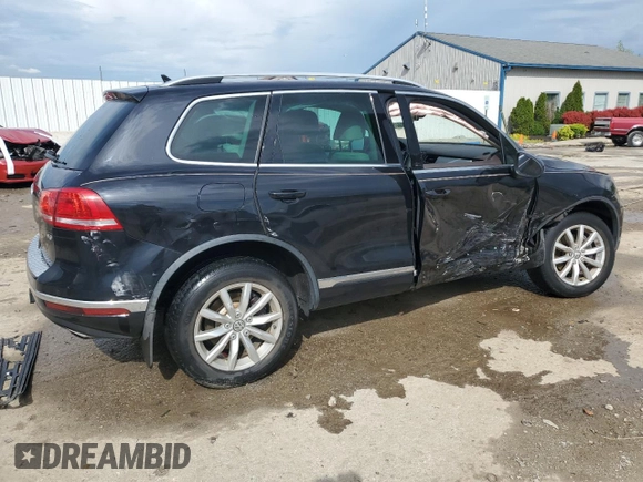 2016 Volkswagen Touareg Sport z VIN WVGEF9BP3GD008823, wystawiony jako Copart lot #56838985 z przebiegiem 49 612 mil mil oraz Nie do naprawy • Non repairable. Historia ofert i sprzedaży dostępna na DreamBid. Obrazek 3.