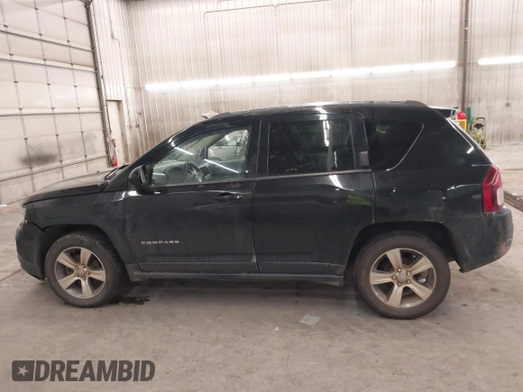 2017 Jeep Compass Latitude z VIN 1C4NJDEB7HD153516, wystawiony jako IAAI lot #41218713 z przebiegiem 132 234 mil mil oraz . Historia ofert i sprzedaży dostępna na DreamBid. Obrazek 14.