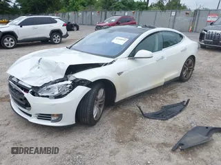 2013 Tesla Model S Performance z VIN 5YJSA1DP1DFP16609, wystawiony jako IAAI lot #42458995 z przebiegiem 110 722 mil mil oraz . Historia ofert i sprzedaży dostępna na DreamBid. Obrazek 23.