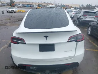 2024 Tesla Model Y Long Range z VIN 7SAYGDEEXRF230169, wystawiony jako IAAI lot #41723049 z przebiegiem Nie podano mil oraz . Historia ofert i sprzedaży dostępna na DreamBid. Obrazek 16.