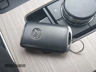 2024 Mazda CX-90 Preferred z VIN JM3KKBHD6R1118705, wystawiony jako IAAI lot #42135120 z przebiegiem 23 347 mil mil oraz . Historia ofert i sprzedaży dostępna na DreamBid. Obrazek 11.
