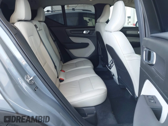 2023 Volvo XC40 Ultimate Dark Theme z VIN YV4L12UX9P2952245, wystawiony jako IAAI lot #42205666 z przebiegiem 19 952 mil mil oraz . Historia ofert i sprzedaży dostępna na DreamBid. Obrazek 8.