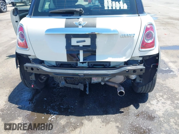 2013 MINI Hardtop z VIN WMWSU3C59DT544374, wystawiony jako IAAI lot #42302212 z przebiegiem 76 856 mil mil oraz . Historia ofert i sprzedaży dostępna na DreamBid. Obrazek 6.