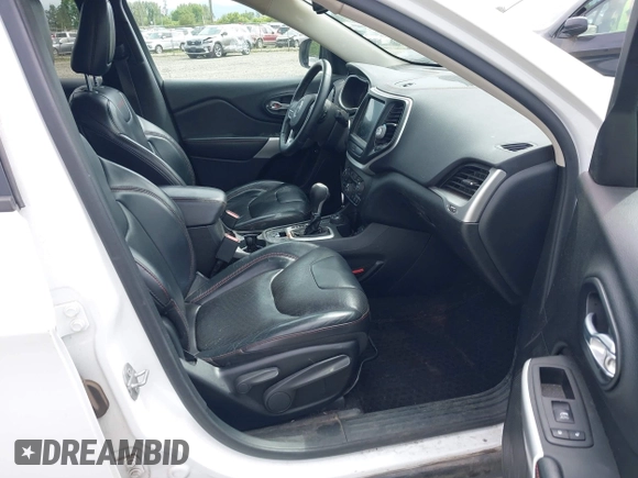 2017 Jeep Cherokee Trailhawk L Plus z VIN 1C4PJMBS2HD218558, wystawiony jako IAAI lot #42239283 z przebiegiem 147 838 mil mil oraz . Historia ofert i sprzedaży dostępna na DreamBid. Obrazek 5.