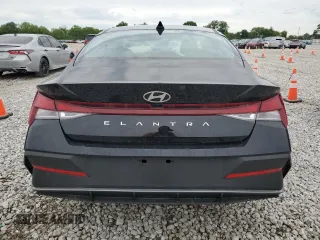 2024 Hyundai Elantra SEL z VIN KMHLM4DG0RU817597, wystawiony jako Copart lot #55959615 z przebiegiem 6 012 mil mil oraz Szkoda całkowita • Salvage title. Historia ofert i sprzedaży dostępna na DreamBid. Obrazek 6.