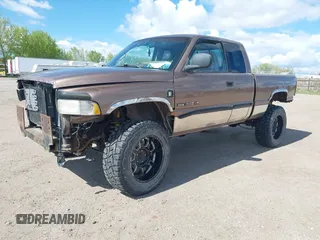 2000 Dodge 1500 z VIN 1B7HF13Z7YJ123270, wystawiony jako IAAI lot #42300077 z przebiegiem 147 527 mil mil oraz . Historia ofert i sprzedaży dostępna na DreamBid. Obrazek 2.