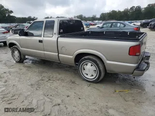 2002 GMC Sonoma SLS with VIN 1GTCS19W528254439, listed as a Copart auction lot 86689724 with 171,916 mi miles and Salvage Title. Bid and sale history available at carsss.com. Image 2.