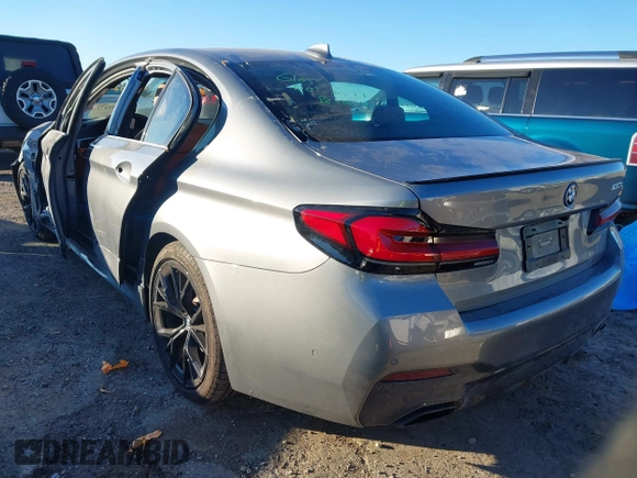 2023 BMW 5 Series 530e z VIN WBA13AG00PCM16532, wystawiony jako IAAI lot #41195273 z przebiegiem 21 335 mil mil oraz . Historia ofert i sprzedaży dostępna na DreamBid. Obrazek 3.