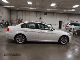 2011 BMW 3 Series 328i z VIN WBAPH5G57BNM82328, wystawiony jako IAAI lot #42130819 z przebiegiem 117 047 mil mil oraz . Historia ofert i sprzedaży dostępna na DreamBid. Obrazek 13.