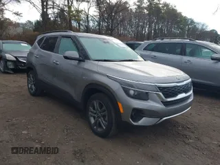 2021 Kia Seltos S z VIN KNDEUCAA1M7191928, wystawiony jako IAAI lot #40968899 z przebiegiem 13 559 mil mil oraz . Historia ofert i sprzedaży dostępna na DreamBid. Obrazek 1.