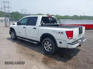 2011 Nissan Titan SL с VIN 1N6AA0EC7BN305065, выставлен на аукционе IAAI как лот 42425645 с пробегом 208 348 миль миль и . История ставок и продаж доступна на DreamBid. Изображение 3.