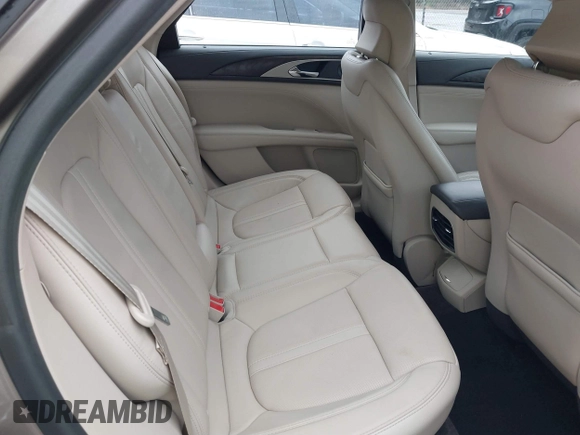 2018 Lincoln MKZ Hybrid Reserve z VIN 3LN6L5MU2JR602228, wystawiony jako IAAI lot #41441004 z przebiegiem 71 047 mil mil oraz . Historia ofert i sprzedaży dostępna na DreamBid. Obrazek 8.