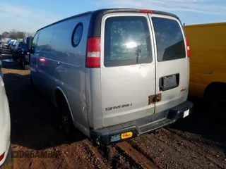 2007 GMC Savana Cargo Van with VIN 1GTGG25V571175083, listed as a Copart auction lot 49154554 with 260,937 mi miles and Salvage Title. Bid and sale history available at carsss.com. Image 3.