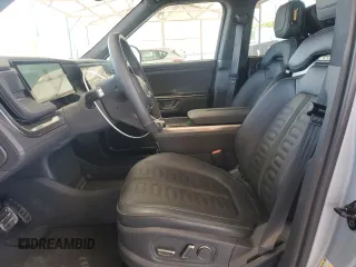 2025 Rivian R1S Adventure z VIN 7PDSGBBA9SN052652, wystawiony jako Copart lot #51659315 z przebiegiem 4012 mil mil oraz Szkody całkowita. Historia ofert i sprzedaży dostępna na DreamBid. Obrazek 7.