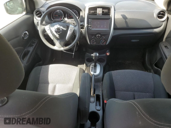 2019 Nissan Versa SV z VIN 3N1CN7AP2KL800634, wystawiony jako Copart lot #49775895 z przebiegiem 115 948 mil mil oraz Czysty tytuł • Clean title. Historia ofert i sprzedaży dostępna na DreamBid. Obrazek 8.