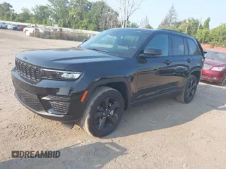 2024 Jeep Grand Cherokee Laredo z VIN 1C4RJHAG0RC235461, wystawiony jako IAAI lot #40354033 z przebiegiem 589 mil mil oraz . Historia ofert i sprzedaży dostępna na DreamBid. Obrazek 17.