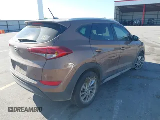 2017 Hyundai Tucson SE z VIN KM8J33A47HU485803, wystawiony jako IAAI lot #42269337 z przebiegiem 96 541 mil mil oraz . Historia ofert i sprzedaży dostępna na DreamBid. Obrazek 4.