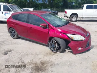 2014 Ford Focus SE z VIN 1FADP3K24EL367945, wystawiony jako IAAI lot #42466927 z przebiegiem 143 287 mil mil oraz . Historia ofert i sprzedaży dostępna na DreamBid. Obrazek 1.