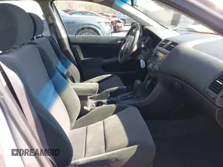2005 Honda Accord LX z VIN 1HGCM66325A040041, wystawiony jako IAAI lot #41997495 z przebiegiem 177 632 mil mil oraz . Historia ofert i sprzedaży dostępna na DreamBid. Obrazek 5.