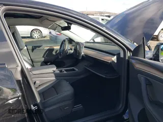 2025 Tesla Model Y Long Range with VIN 7SAYGDED7SF229722, listed as a IAAI auction lot 41330526 with 2,901 mi miles and . Bid and sale history available at DreamBid. Image 5.