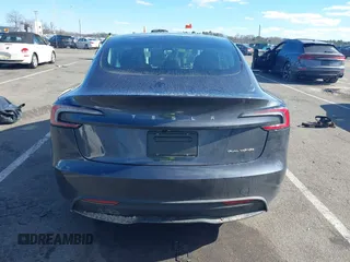 2025 Tesla Model 3 Long Range z VIN 5YJ3E1EBXSF913691, wystawiony jako IAAI lot #41699545 z przebiegiem 3 609 mil mil oraz . Historia ofert i sprzedaży dostępna na DreamBid. Obrazek 16.