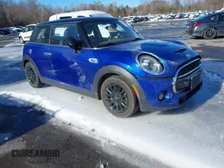 2020 MINI Hardtop Cooper S z VIN WMWXR5C05L2L43423, wystawiony jako IAAI lot #41577721 z przebiegiem 108 123 mil mil oraz . Historia ofert i sprzedaży dostępna na DreamBid. Obrazek 1.