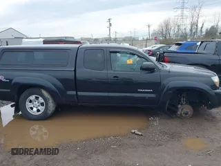 2010 Toyota Tacoma z VIN 5TEUU4EN7AZ747162, wystawiony jako IAAI lot #41899480 z przebiegiem Nie podano mil oraz . Historia ofert i sprzedaży dostępna na DreamBid. Obrazek 12.
