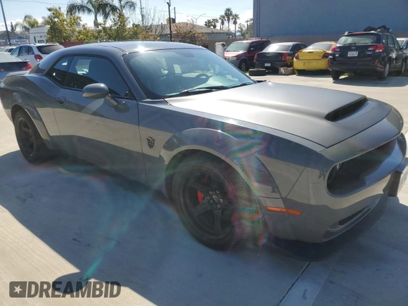 2018 Dodge Challenger z VIN 2C3CDZH90JH102960, wystawiony jako Copart lot #49121955 z przebiegiem 39 574 mil mil oraz Czysty tytuł • Clean title. Historia ofert i sprzedaży dostępna na DreamBid. Obrazek 1.