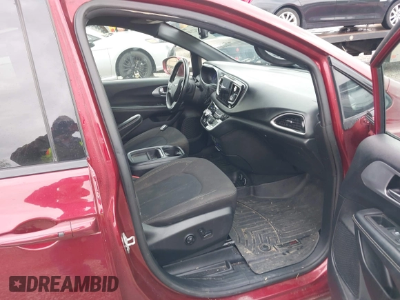 2020 Chrysler Pacifica Touring with VIN 2C4RC1FG2LR126671, listed as a IAAI auction lot 41922148 with 91,154 mi miles and . Bid and sale history available at DreamBid. Image 5.