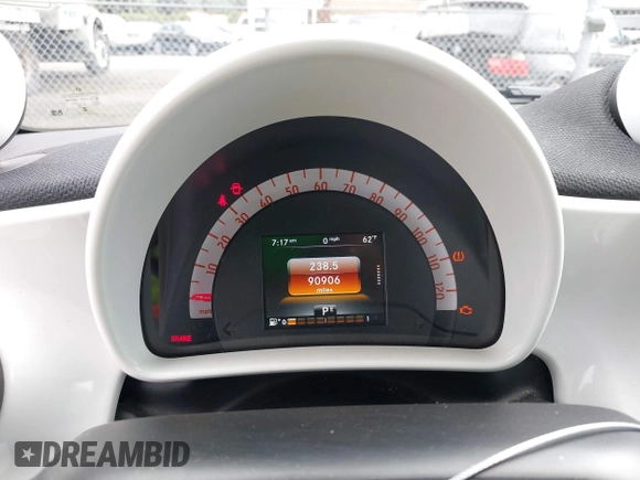2016 Smart fortwo Passion z VIN WMEFJ5DA8GK059871, wystawiony jako IAAI lot #41624917 z przebiegiem 90 906 mil mil oraz . Historia ofert i sprzedaży dostępna na DreamBid. Obrazek 7.