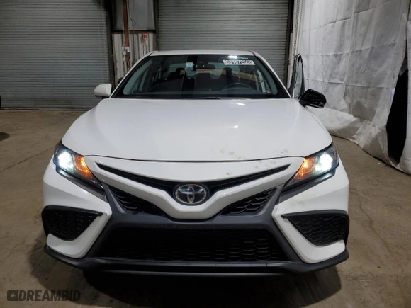 2022 Toyota Camry SE with VIN 4T1G11AK9NU710088, listed as a Copart auction lot 53157255 with 47,745 mi miles and Salvage Title. Bid and sale history available at carsss.com. Image 5.