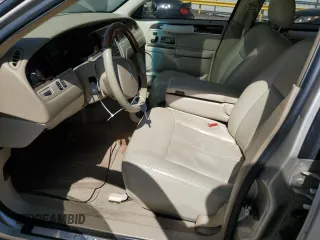 2007 Lincoln Town Car Signature Limited z VIN 1LNHM82V77Y617160, wystawiony jako Copart lot #52975225 z przebiegiem 275 067 mil mil oraz Szkoda całkowita • Salvage title. Historia ofert i sprzedaży dostępna na DreamBid. Obrazek 7.