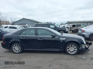 2009 Cadillac STS AWD z VIN 1G6DD67V290140111, wystawiony jako IAAI lot #41800236 z przebiegiem 81 913 mil mil oraz . Historia ofert i sprzedaży dostępna na DreamBid. Obrazek 12.