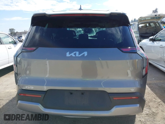 2024 Kia EV9 Wind z VIN KNDAFFS52R6023305, wystawiony jako IAAI lot #41582609 z przebiegiem 23 941 mil mil oraz . Historia ofert i sprzedaży dostępna na DreamBid. Obrazek 17.