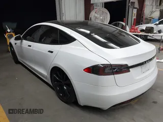 2017 Tesla Model S 100D z VIN 5YJSA1E2XHF224671, wystawiony jako IAAI lot #42665581 z przebiegiem 128 517 mil mil oraz . Historia ofert i sprzedaży dostępna na DreamBid. Obrazek 3.