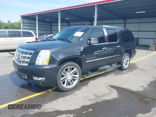 2013 Cadillac Escalade ESV Platinum Edition z VIN 1GYS4KEF8DR145353, wystawiony jako IAAI lot #42265408 z przebiegiem 218 420 mil mil oraz . Historia ofert i sprzedaży dostępna na DreamBid. Obrazek 2.