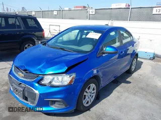 2019 Chevrolet Sonic LS z VIN 1G1JB5SBXK4135968, wystawiony jako IAAI lot #42333837 z przebiegiem 62 427 mil mil oraz . Historia ofert i sprzedaży dostępna na DreamBid. Obrazek 2.